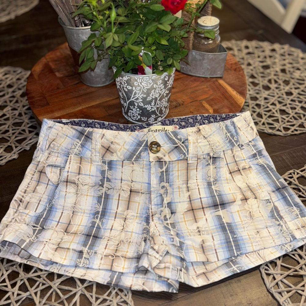🩶🩵 Plaid Women's Shorts🩵🩶 Fragile NWOT Size (7)
